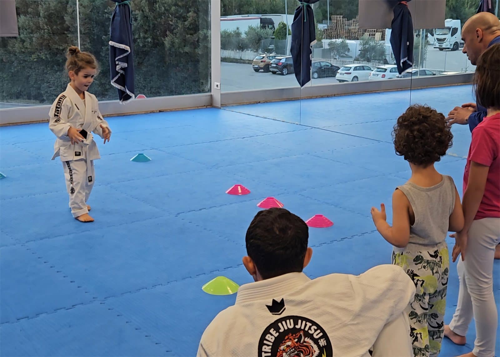 Bambini durante un gioco di coordinazione con gli istruttori