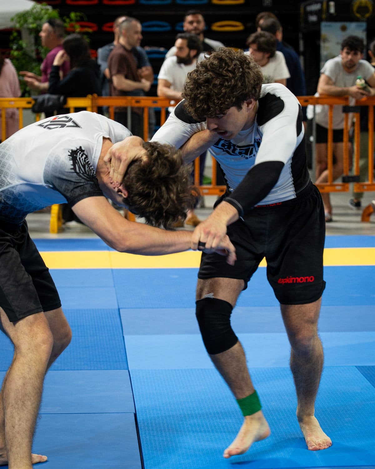 Atleta della Tribe Macerata in gara No-Gi, in piedi
