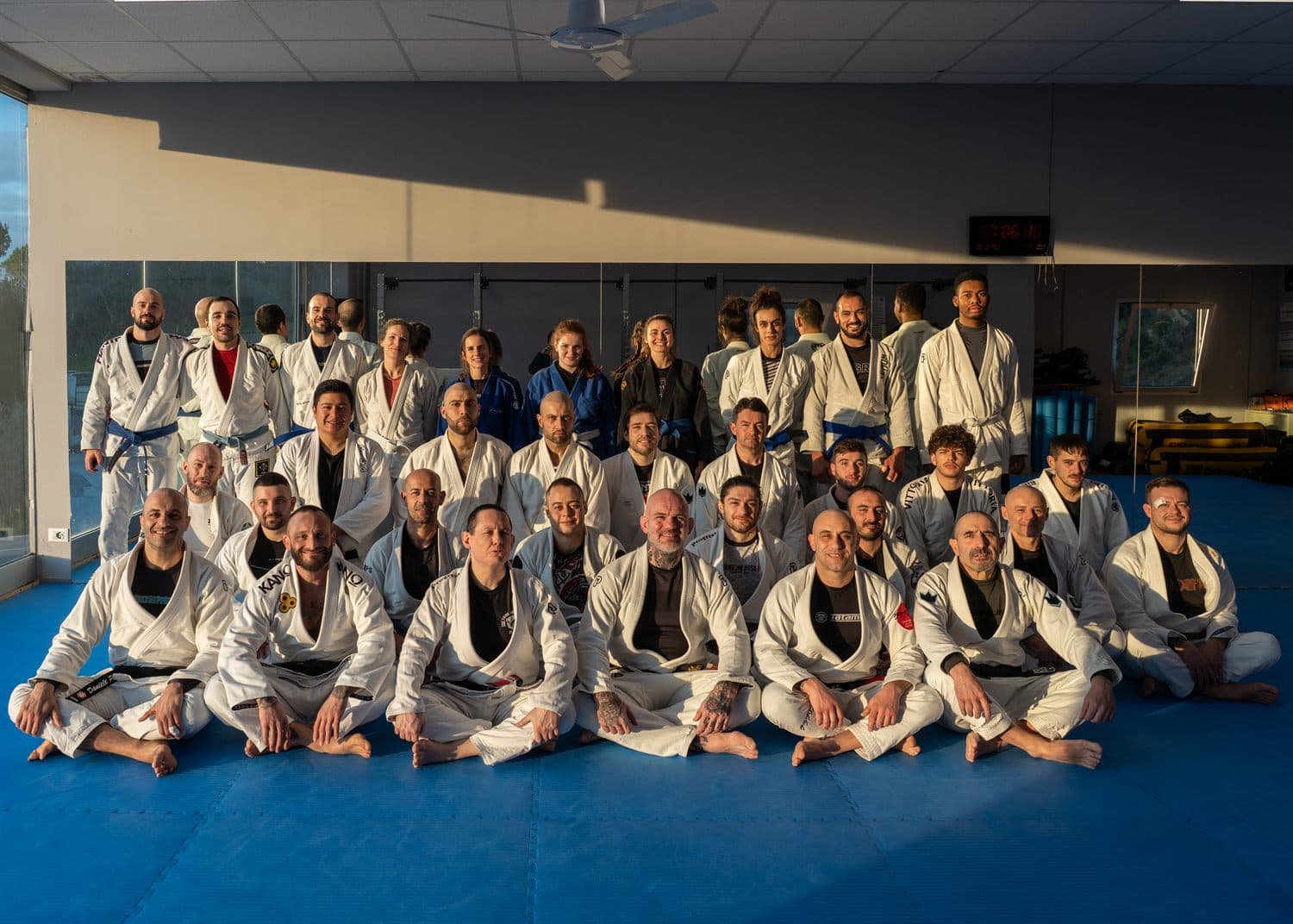 Il gruppo della Tribe Jiu Jitsu Macerata schierato a fine lezione